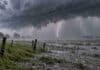 Prevén tormentas en ocho provincias este sábado: hasta 90 mm y ráfagas superiores a 100 km/h Imagen ilustrativa de una tormenta fuerte con relámpagos, lluvia intensa y granizo sobre un campo encharcado.
