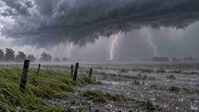 tormentas-fuertes-granizo-3-octubre-ruralnet Imagen ilustrativa de una tormenta fuerte con relámpagos, lluvia intensa y granizo sobre un campo encharcado.