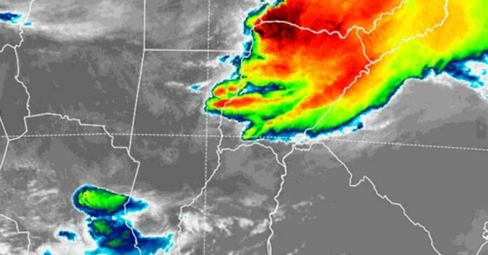 Imagen satelital de tormentas fuertes con núcleos de gran intensidad identificados en rojo y naranja sobre el noreste argentino, durante el 22 de octubre de 2026.