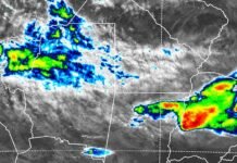 Tormentas fuertes ponen bajo aviso a cinco provincias: advierten por granizo y ráfagas Imagen satelital de tormentas fuertes sobre el centro y noreste de Argentina, con núcleos de nubosidad intensa destacados en colores rojo, amarillo, verde y azul.