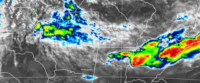 Imagen satelital de tormentas fuertes sobre el centro y noreste de Argentina, con núcleos de nubosidad intensa destacados en colores rojo, amarillo, verde y azul.