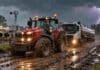 Pronóstico del 28 al 30 de octubre: afloja la inestabilidad en el NEA y llegan máximas de 32 °C Tractor Massey Ferguson remolcando un camión Volvo con tanque de transporte de leche por un camino rural embarrado, bajo una intensa lluvia con relámpagos, cerca de un tambo con vacas lecheras.
