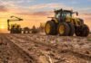 El maíz 2026/27 ya cubre el 22,2% del área proyectada y avanza la siembra Tractor Valtra amarillo con ruedas duales y sembradora trabajando sobre un lote con rastrojos al amanecer.