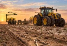 El maíz 2026/27 ya cubre el 22,2% del área proyectada y avanza la siembra Tractor Valtra amarillo con ruedas duales y sembradora trabajando sobre un lote con rastrojos al amanecer.