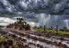 Pronóstico del 10 al 12 de octubre: lluvias en Buenos Aires y tormentas en Misiones, con inestabilidad hasta el lunes Tractor Valtra avanzando por un camino rural embarrado, con una tormenta intensa de fondo, nubes oscuras, lluvias fuertes y actividad eléctrica.