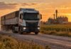 Suben los costos logísticos: el transporte de cargas aumentó 2,55% en septiembre Camión de cargas circulando por una ruta rural, en una jornada de transporte agropecuario afectada por la suba del gasoil y los costos logísticos.