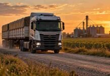 Suben los costos logísticos: el transporte de cargas aumentó 2,55% en septiembre Camión de cargas circulando por una ruta rural, en una jornada de transporte agropecuario afectada por la suba del gasoil y los costos logísticos.