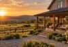 Airbnb ofrece hasta US$10.000 a productores para sumar turismo rural en sus campos Alojamiento rural integrado a un establecimiento agropecuario, con actividad productiva y paisaje de campo al atardecer.
